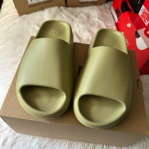 Yeezy Adidas Slides OG 
Color: Resin
universal size: 8